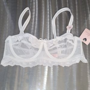 WHITE LACE BRA SIZE MED CAN FIT A SMALL🤍